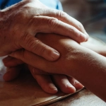 Проявление эмпатии и доброты в повседневной жизни людей