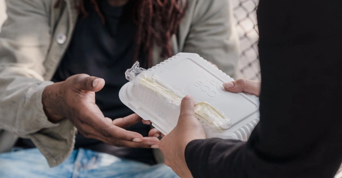 Добрые люди помогают миру через волонтерскую деятельность
