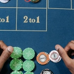 Карты и фишки для игры в блэкджек в казино на зелёном сукне