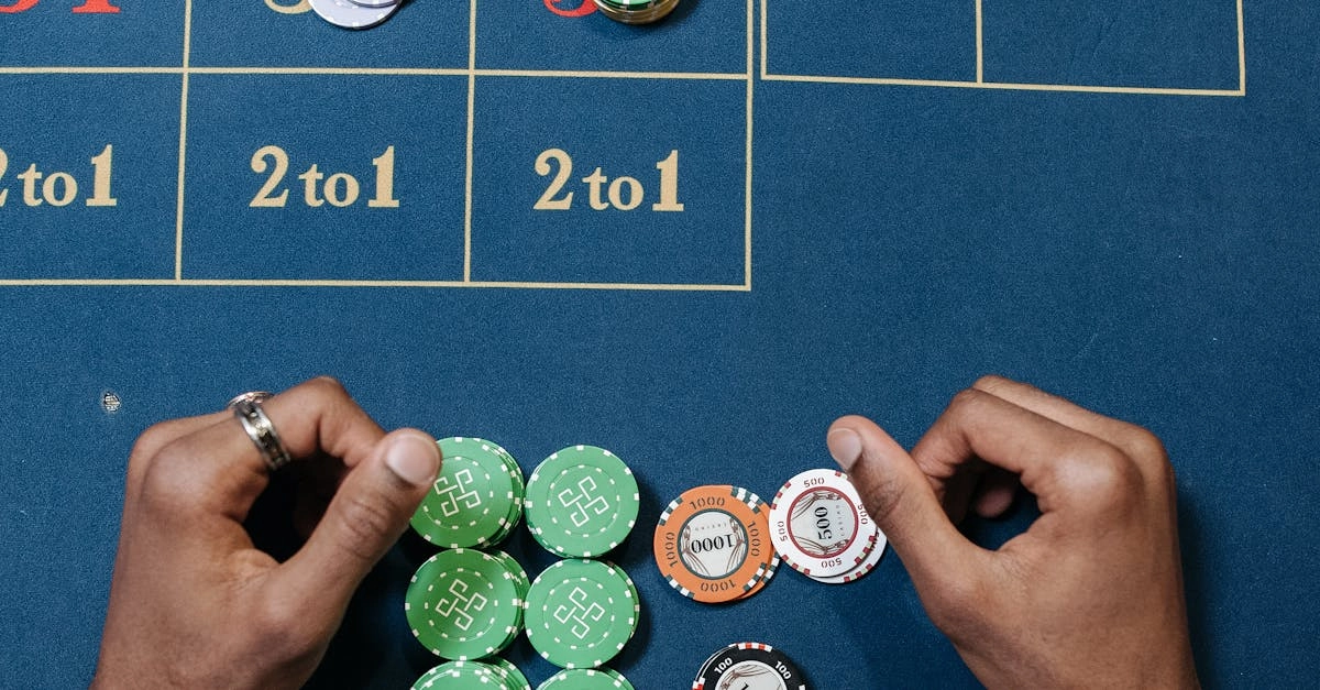 Карты и фишки для игры в блэкджек в казино на зелёном сукне