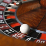 Колесо рулетки в казино с шариком и игровым столом