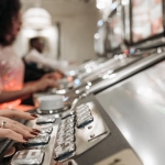 Слот игра Madame Destiny с мистическими символами и барабанами